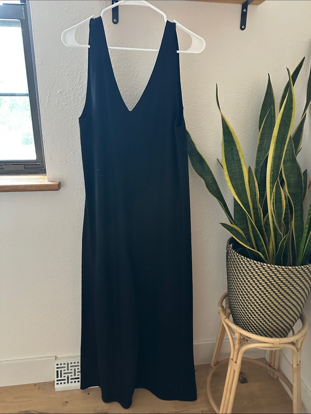 Women's Black V-Neck Regenerative Wool
